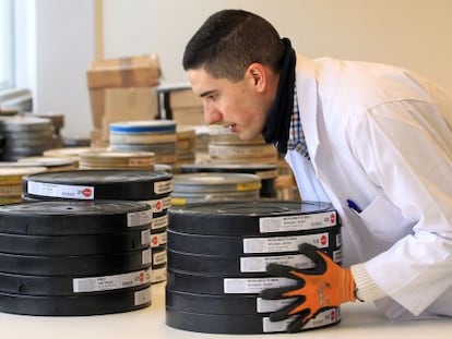 Un empleado del Centro de Conservaci&oacute;n y Restauraci&oacute;n de la Filmoteca Espa&ntilde;ola. 