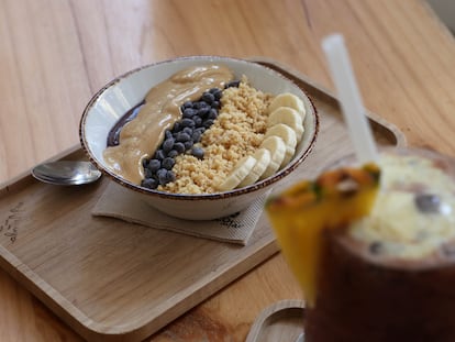 Bowl de açaí, paçoca, plátano, chocolate y crema de cacahuete y zumo de açaí y piña de Almalibre, en Madrid.