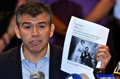 Julio Guzmán, candidato por Todos por el Perú, en una conferencia de prensa.