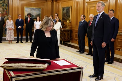 La nueva vocal del Consejo General del Poder Judicial Esther Erice jura o promete ante el rey Felipe VI.