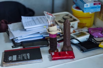 Un pene y una vagina de plástico sobre la mesa del despacho de  Simangele Dube, agente de salud comunitaria en la ciudad de Eshowe. Ella los utiliza para resolver las preguntas que le plantean los jóvenes sobre salud sexual.