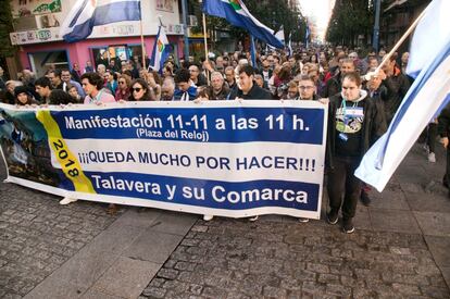 Manifestantes de la Mesa por Talavera y su Comarca en una protesta que llenó las calles de la ciudad en noviembre de 2018 bajo el lema "Queda mucho por hacer". 