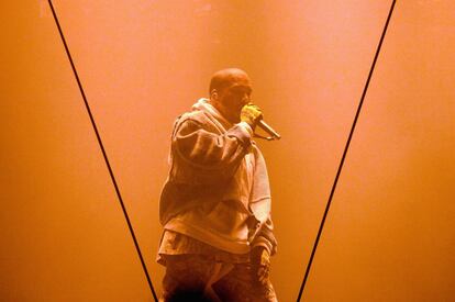 Kanye West es alguien con tendencia a arrimarse a seres problemáticos, tal vez por su propio carácter de provocador. Hace poco invitaba a la presentación de su último álbum, 'Donda', a Marilyn Manson (acusado de abusos sexuales) y al rapero DaBaby (que el pasado verano lanzó unos comentarios homófobos y serófobos durante un concierto en Miami). Y antes sorprendía al mundo con su buena compenetración con el expresidente Donald Trump, acusado durante todo su mandato de insensibiliad ante las injusticias raciales que se producían en su país. Pero probablemente en 2013 superó todas estas provocaciones al embolsarse, según el diario 'The Guardan', tres millones de dólares por cantar en la boda de Aysultan Nazarbayev, nieto del entonces presidente de Kazajistán, Nursultán Nazarbáyev. El presidente fue acusado durante su largo mandato (casi tres décadas) de organzar elecciones muy poco transparentes, perseguir a la disidencia y acallar a la oposición. En el país en el que Kanye actuó durante un rato a cambio de una cifra millonaria, Amnistía Internacional ha denunciado torturas y malos tratos en los centros de detención, discriminación de las mujeres y las personas discapacitadas, problemas con la libertad de prensa y la restricción de los sindicatos y las ONG.