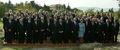 Foto de familia de los presidentes, jefes de Gobierno y ministros de Exteriores de la nueva Europa de los Veinticinco, ayer durante la cumbre de Atenas.