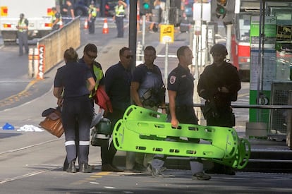 Un grupo de paramédicos en el lugar del atropello masivo de Melbourne (Australia), cerca de la estación de tren Flinders Street.