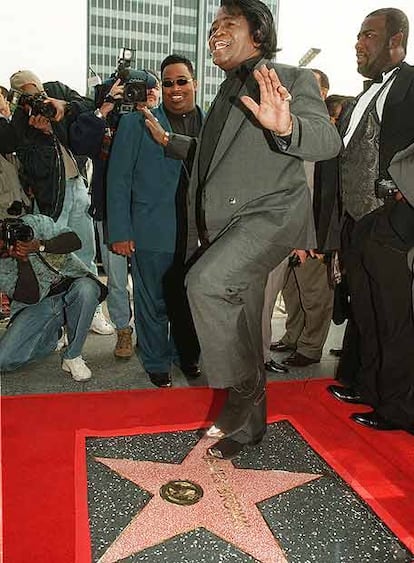 James Brown baila, en enero de 1997, sobre la estrella puesta en su honor en el Paseo de la Fama en Hollywood. Brown venía de un mundo duro. Abandonado por su madre, creció con su padre, un trabajador itinerante, hasta que terminó en Augusta (Georgia), donde una tía regentaba una fonda que también funcionaba como timba y prostíbulo.