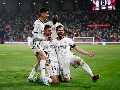 Los jugadores del Real Madrid celebran el 4-3 al Atlético en la prórroga de la semifinal de la Supercopa de España.