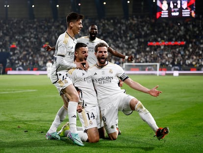 Los jugadores del Real Madrid celebran el 4-3 al Atlético en la prórroga de la semifinal de la Supercopa de España.