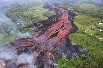 El Kilauea es el volcán más activo de los cinco grandes volcanes del archipiélago hawaiano y uno de los más activos del mundo. En la imagen, vista aérea de un río de lava tras la erupción del volcán cerca de Pahoa la semana pasada.