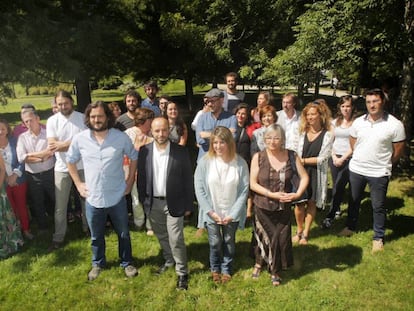 Los candidatos de En Marea a las elecciones gallegas posan junto a Luis Villares (centro), aspirante de la coalici&oacute;n a liderar la Xunta.