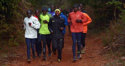 Eliud Kipchoge, a la derecha, durante un entrenamiento en Eldoret (Kenia).