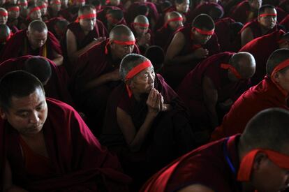 Monjes budistas tibetanos rezan mientras escuchan a su líder espiritual, el Dalai Lama, en el monasterio de Sera en Bylakuppe (India). 