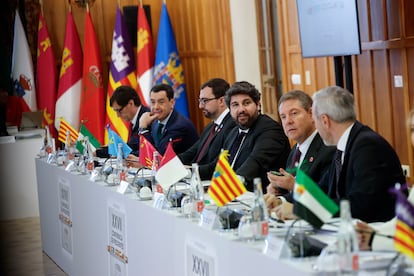 De izquierda a derecha, los presidentes de Cataluña, Salvador Illa; Andalucía, Juanma Moreno; Asturias, Adrián Barbón; Murcia, Fernando López Miras, Castilla-La Mancha, Emiliano García Page y Aragón, Jorge Azcón.