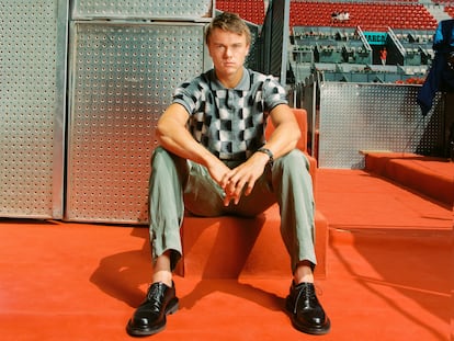 El tenista danés Holger Rune vestido de  Armani en el Mutua Open de Madrid 2023.