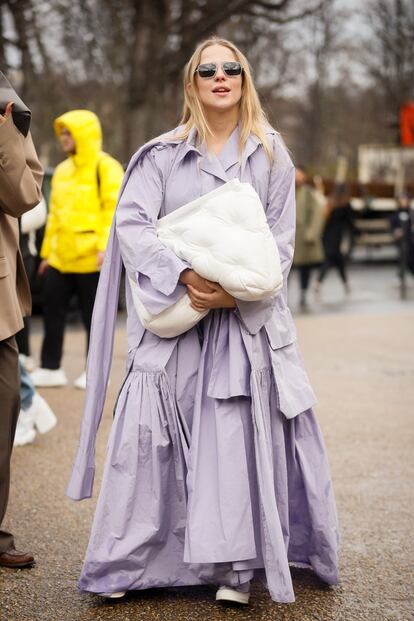 El clutch de Maison Margiela es uno de los bolsos que más se pasean en esta temporada de semanas de la moda. Este, visto estos días en París, certifica una tendencia que se está imponiendo sin frenos desde hace algunos años entre las editoras y mujeres que mueven los flashes en la moda: renunciar a la funcionalidad para añadir un más difícil todavía en esto de los códigos del power dressing. Ahora lo que se lleva es pasear a los bolsos sin colgárselos al hombro, sean del modelo que sean, tengan asa o lo no tengan y sean grandes o minúsculos.