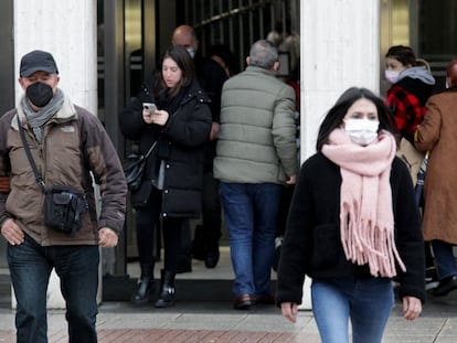 Varias personas con mascarillas en el Hospital Universitario de Cruces, este miércoles en Barakaldo.