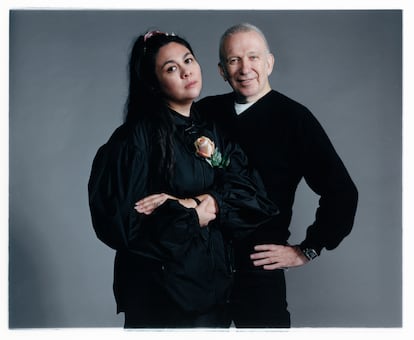 Simone Rocha junto a Jean Paul Gaultier. 