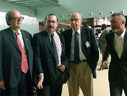 De izquierda a derecha, los escritores Pere Gimferrer, Sealtiel Alatriste, José Saramago y Arturo Pérez-Reverte, antes de participar en el Fórum de Barcelona.