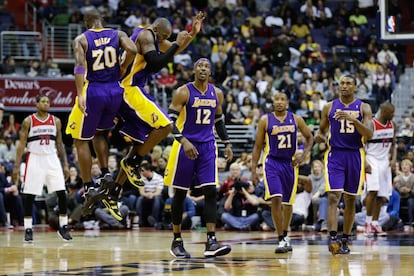 Meeks y Bryant celebran la victoria de los Lakers sobre los Wizards ante sus compañeros.