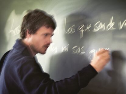 Dani Martín escribe en la pizarra de su colegio la letra de uno de sus nuevos temas