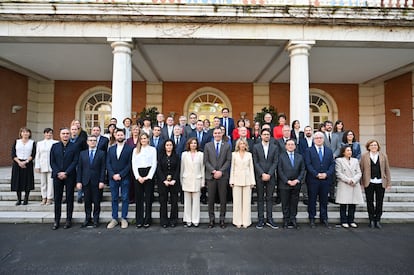 El presidente del Gobierno, Pedro Sánchez, posa junto a algunos ministros y representantes de la Oficina Nacional de Asesoramiento Científico (ONAC), el pasado 3 de diciembre en La Moncloa.