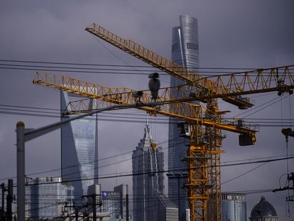 Gruas frente al distrito financiero de Lujiazui, en Shanghai.