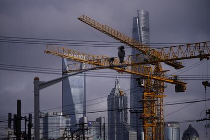 Gruas frente al distrito financiero de Lujiazui, en Shanghai.