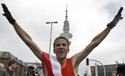 Julio Rey, tras ganar el maratón de Hamburgo en 2006, donde batió el récord de España. 