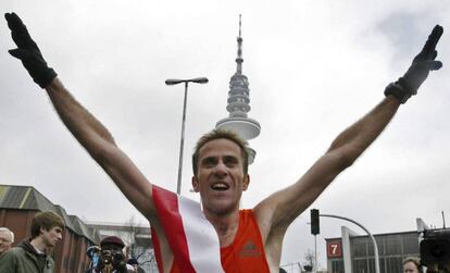 Julio Rey, tras ganar el maratón de Hamburgo en 2006, donde batió el récord de España.