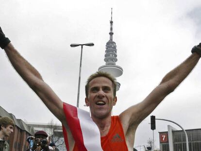 Julio Rey, tras ganar el maratón de Hamburgo en 2006, donde batió el récord de España. 