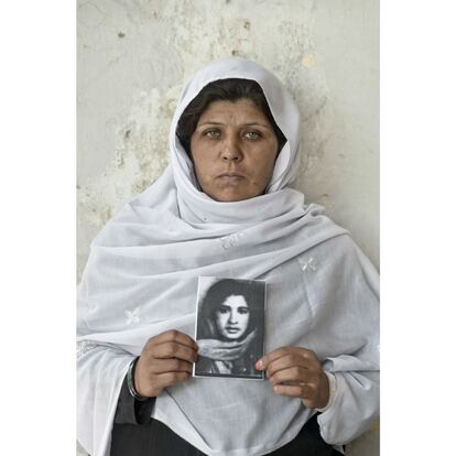 De 35 años, es hermana de Zarin Muhammad Ayan, de 14, que murió en un bombardeo realizado por la facción al mando del señor de la guerra Gulbuddin Hekmatyar a principios de la década de los noventa, durante el mandato del Gobierno prosoviético de Muhammad Najibullah .
