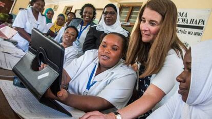 La enfermera Chesca Mbilinyi y Melinda Gates, en Tanzania, en junio de 2016.