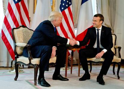 El presidente de EE UU, Donald Trump, saluda hoy al presidente francés, Emmanuel Macron, antes de una comida de trabajo en Bruselas.