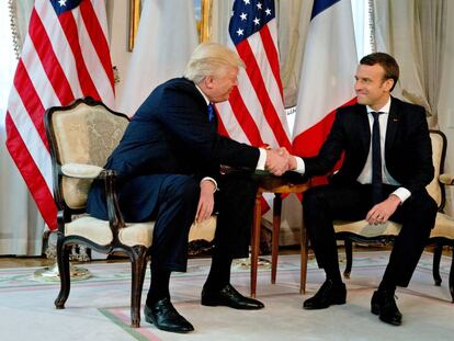El presidente de EE UU, Donald Trump, saluda hoy al presidente franc&eacute;s, Emmanuel Macron, antes de una comida de trabajo en Bruselas.
