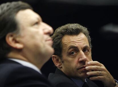 José Manuel Durão Barroso y Nicolas Sarkozy, tras la cumbre europea del pasado viernes en Bruselas.