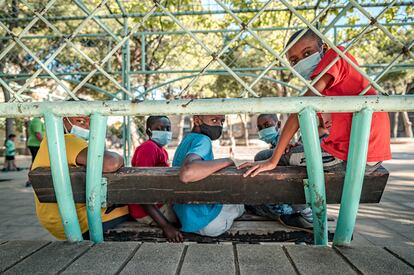 Un grupo de niños con mascarilla en el barrio Delicias de Zaragoza.