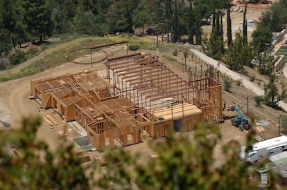 En 2003, en un rincón montañoso de Agoura Hills (California), Mel Gibson inauguró la Iglesia de la Sagrada Familia.