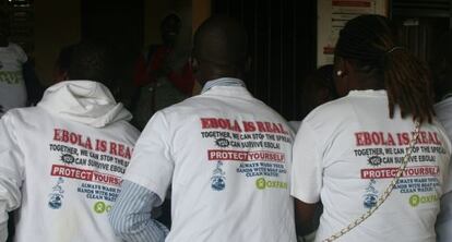 El lema impulsado desde el Gobierno para evitar que la población relaje las medidas de precaución es 'Ébola is real', que ha dado nombre a una canción.