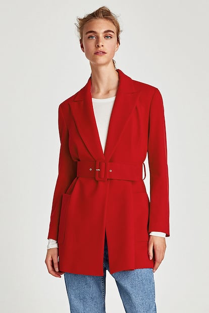 Levita roja con cinturón de Zara: la forma perfecta para aportar un toque de color a los looks de oficina (49,95 euros).