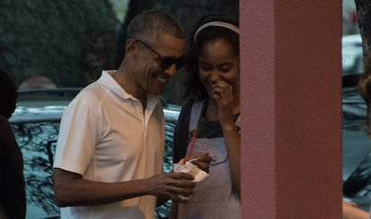 Barack Obama y su hija Malia durante unas vacaciones en Hawai en las Navidades de 2016.