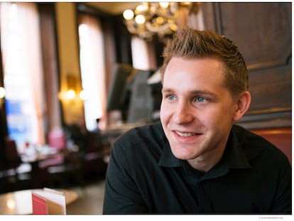 El austriaco Max Schrems conversa en un café de Viena.