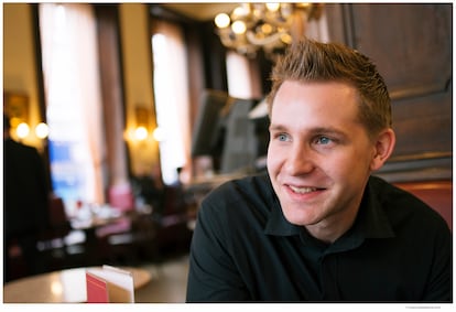 El austriaco Max Schrems conversa en un café de Viena.