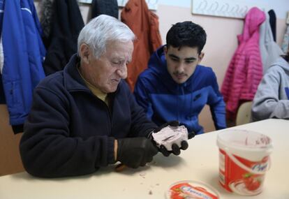 Antonio enseña a tratar el jabón que ha fabricado a uno de los alumnos del instituto durante la clase de física y química.