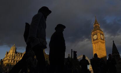 Varias personas caminan cerca del Big Ben y del Parlamento británico, en Londres (Gran Bretaña). 
