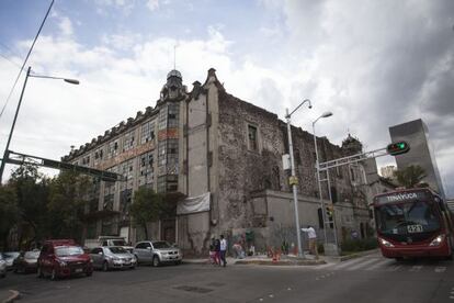 Fachada del edificio funcionalista en rehabilitaci&oacute;n.