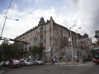 Fachada del edificio funcionalista en rehabilitación.