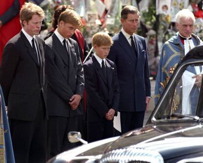 Los pr&iacute;ncipes Guillermo y Enrique con su padre y su t&iacute;o, el conde Spencer en el funeral de su madre el 6 de septiembre de 1997.