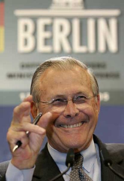 Donald Rumsfeld, durante la cumbre de la OTAN, ayer en Berlín.