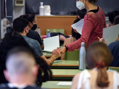 Una examinadora reparte uno de los exámenes de la selectividad 2021 a los estudiantes, en la Universidad Politécnica de Valencia, el 8 de junio de 2021.