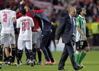 Beñat y Pepe Mel se retiran del terreno de juego.